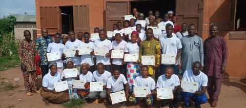 photo de famille remise attestation  des facilitateurs alpha holistique 